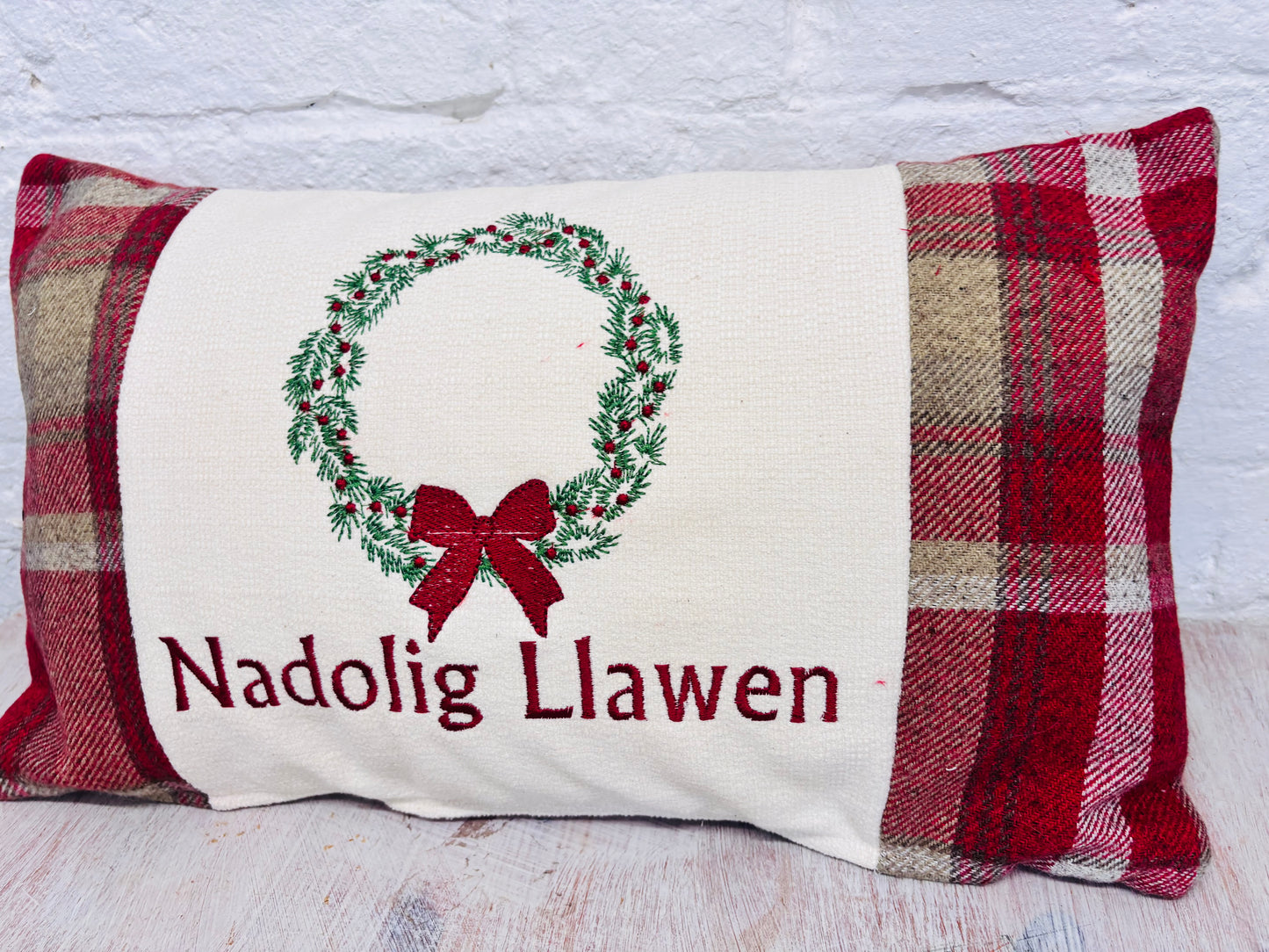 Christmas Wreath Nadolig llawen Red Wool Cushion .