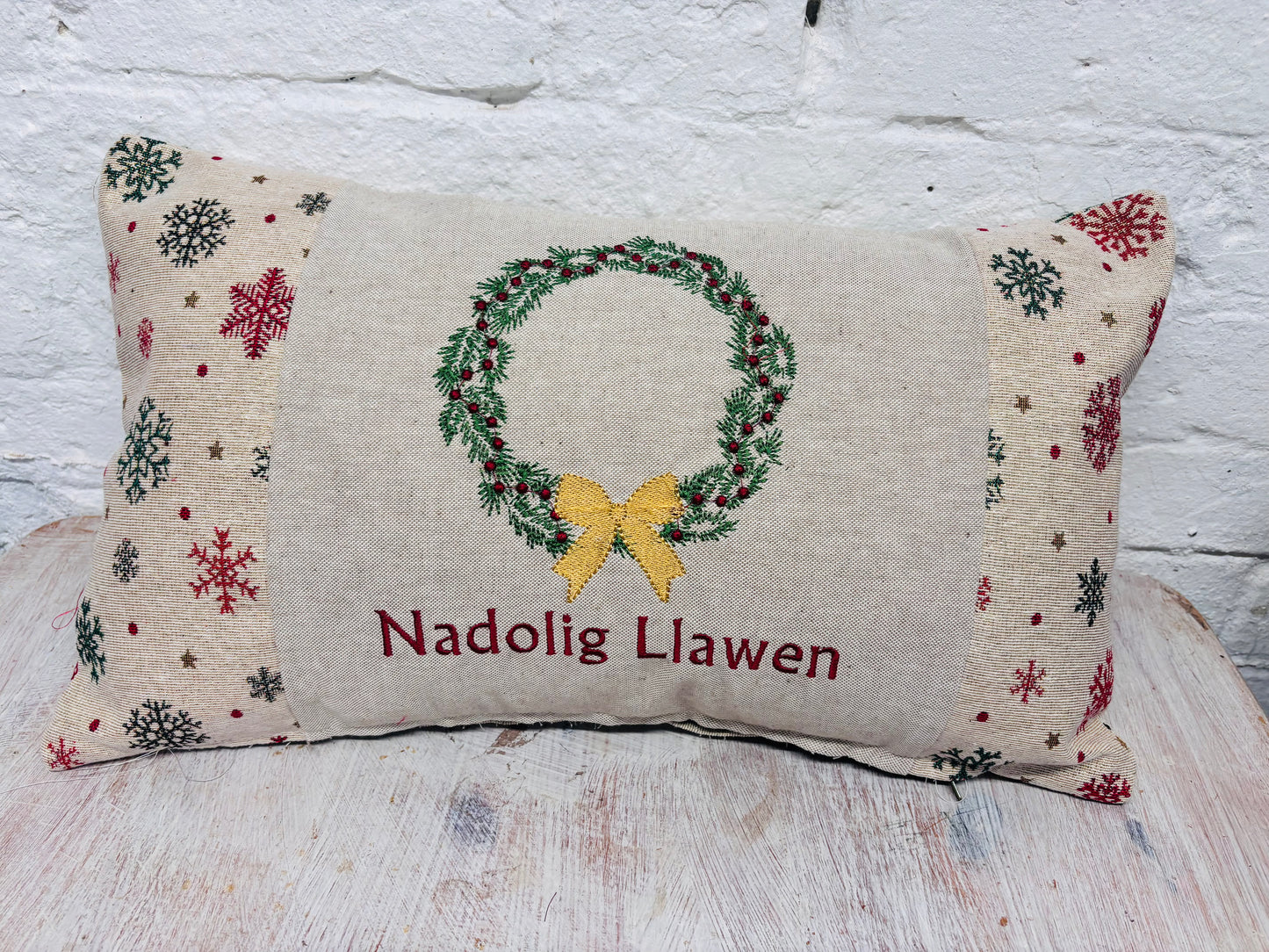 Christmas Wreath Nadolig llawen Gold Snowflake Cushion .