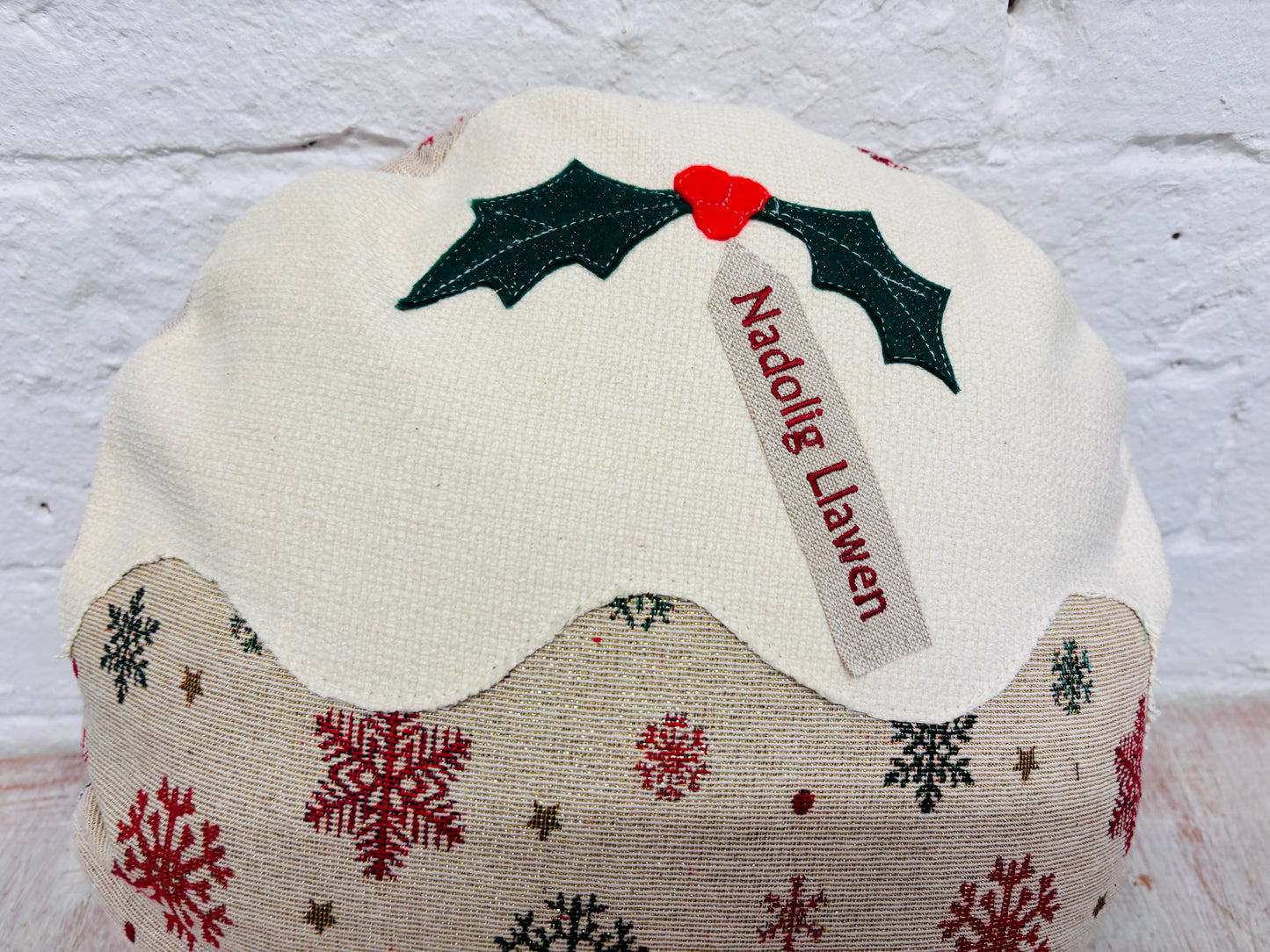 Christmas pudding Nadolig llawen lux Red and Gold Cushion .