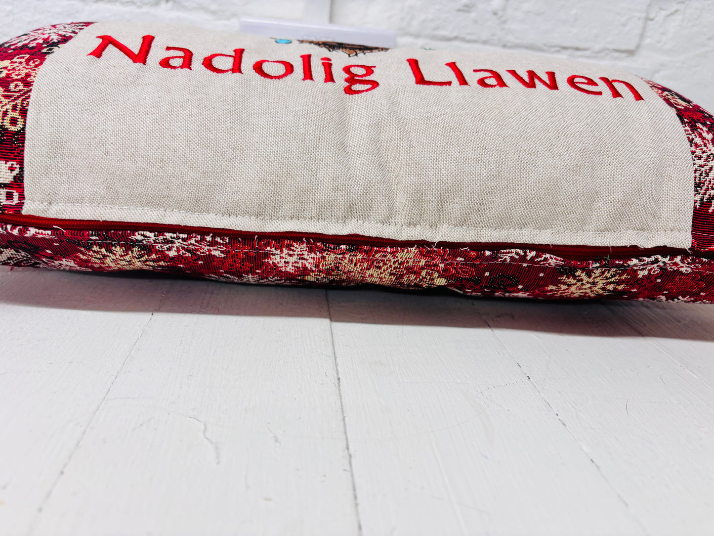Festive Highland Cow with lights - Nadolig Llawen-Merry Christmas. Red Snowflake Fabric