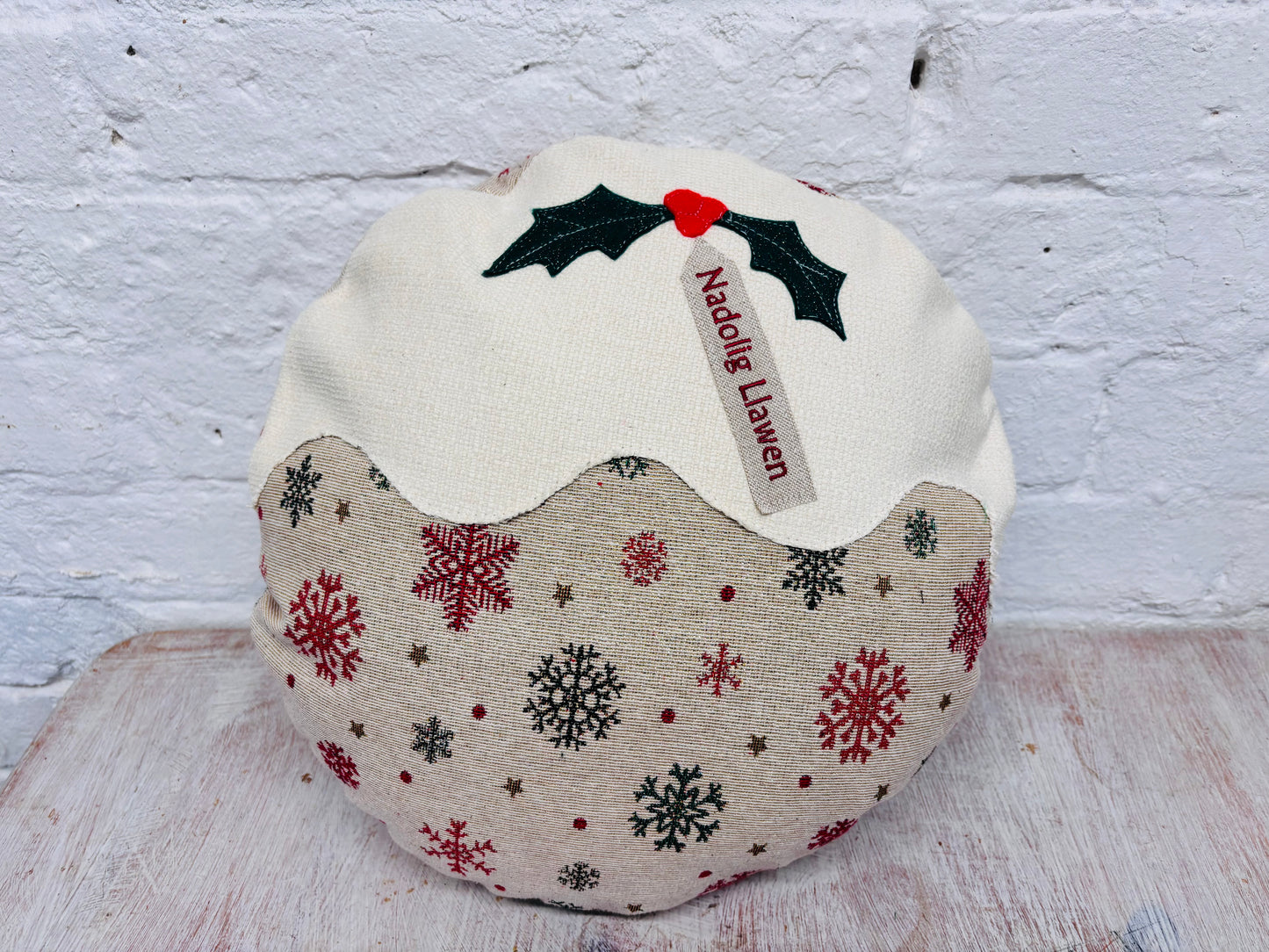 Christmas pudding Nadolig llawen lux Red and Gold Cushion .