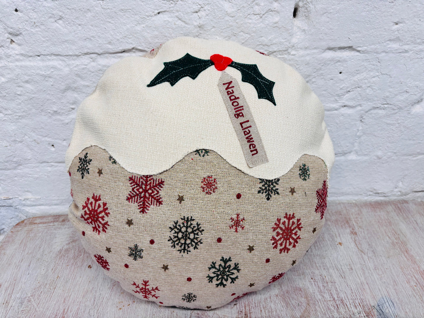 Christmas pudding Nadolig llawen lux Red and Gold Cushion .