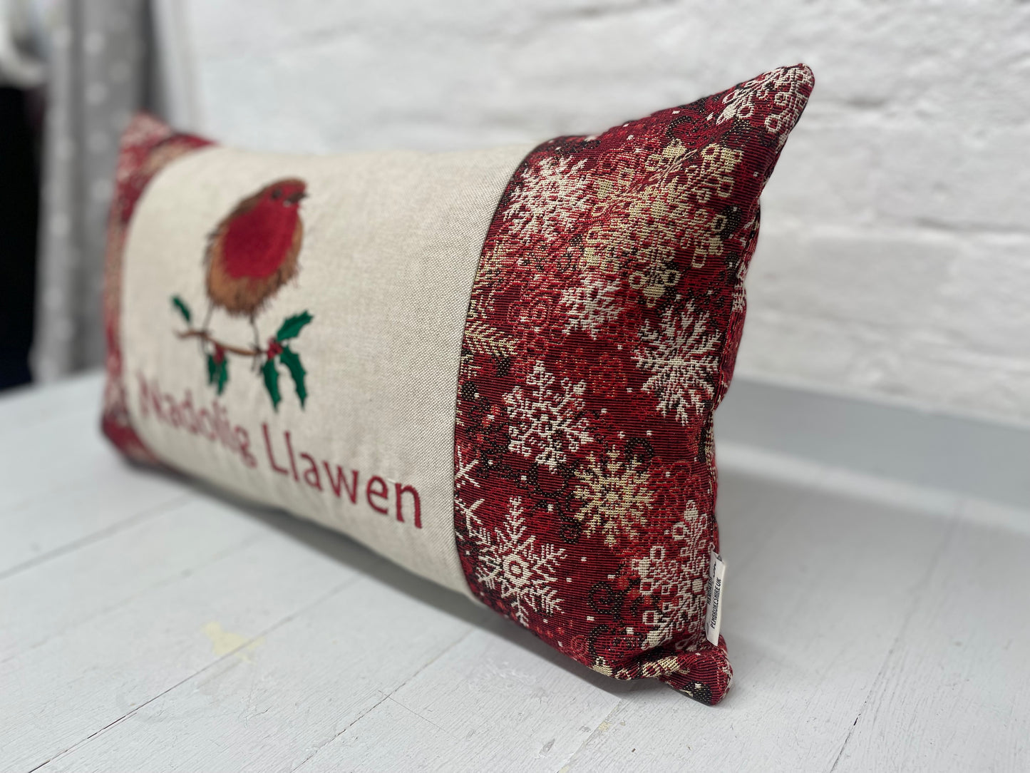 Robin Nadolig llawen lux Red and Gold Cushion .