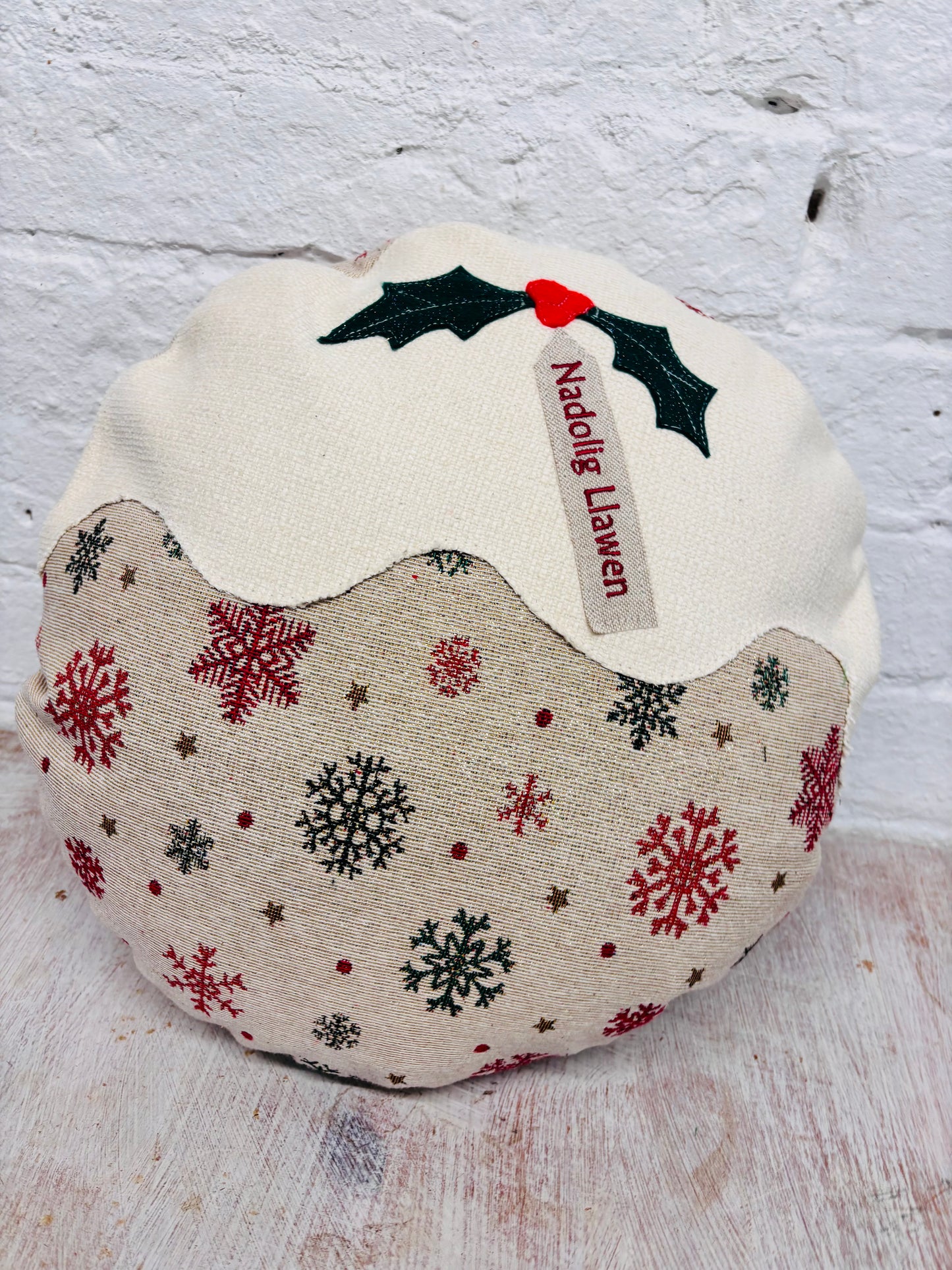 Christmas pudding Nadolig llawen lux Red and Gold Cushion .