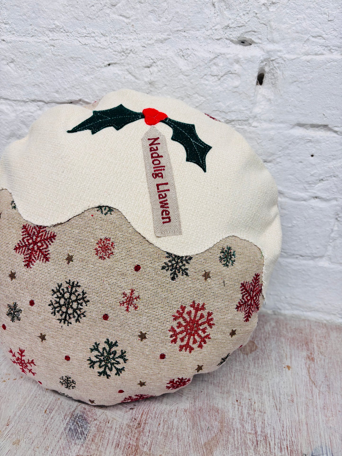 Christmas pudding Nadolig llawen lux Red and Gold Cushion .