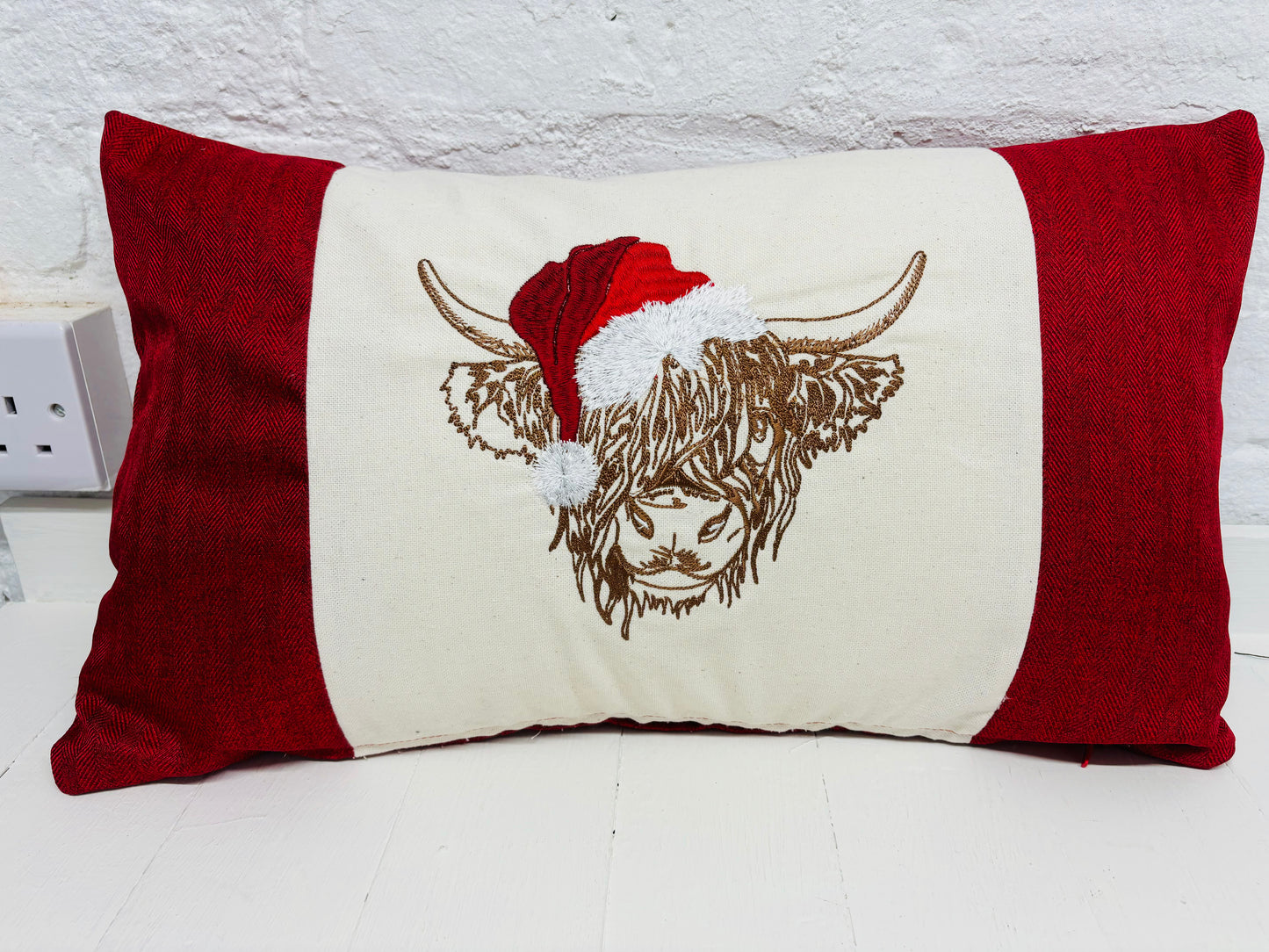 Festive Highland Cow - Nadolig Llawen-Merry Christmas. Red Tweed Fabric