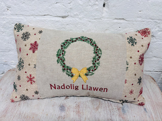 Christmas Wreath Nadolig llawen Gold Snowflake Cushion .