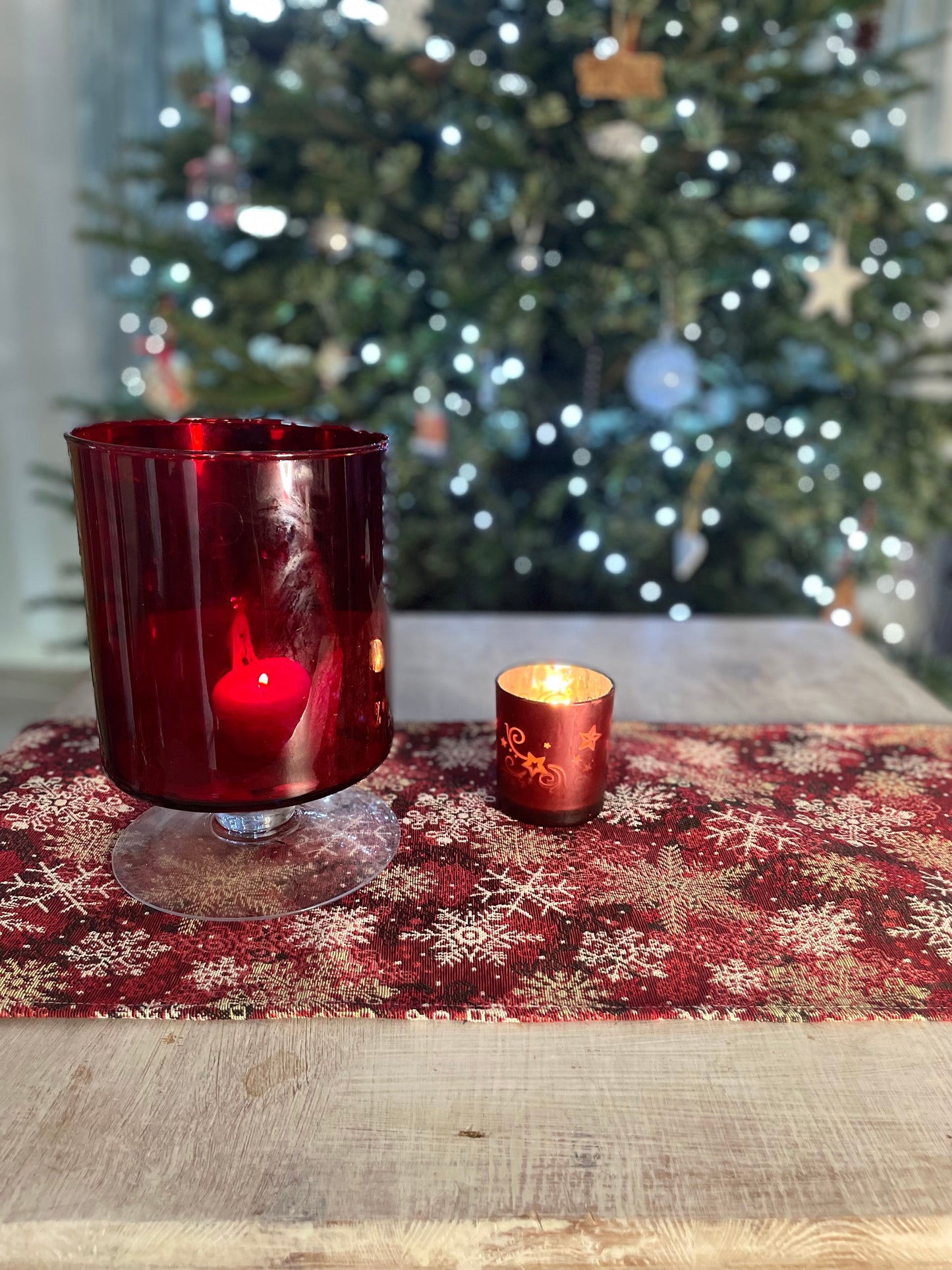 Christmas Table Runner-Snowflake Red and Gold