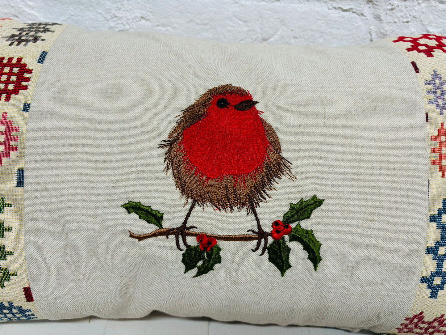 Robin Nadolig llawen Red Tweed Cushion .