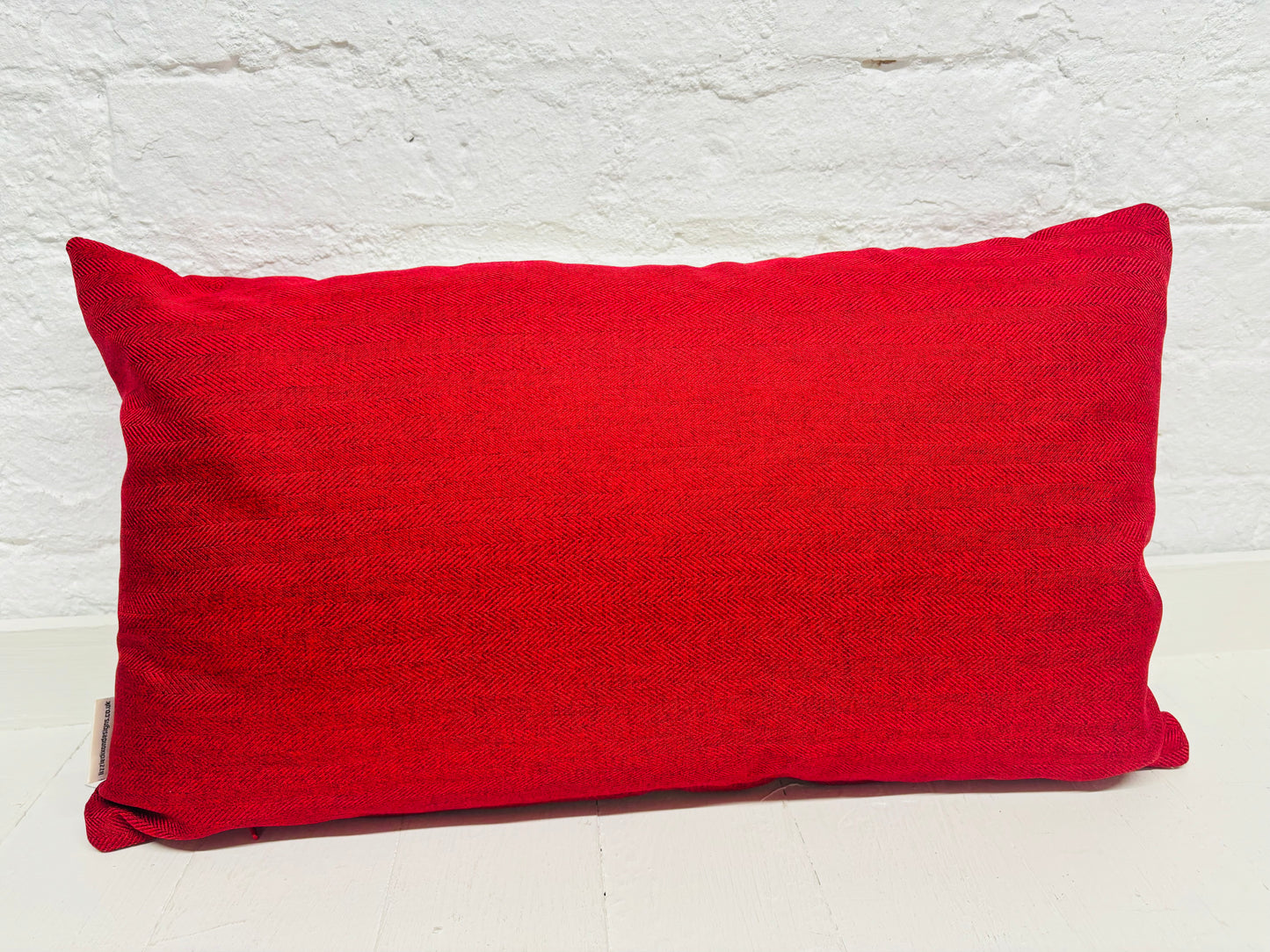 Robin Nadolig llawen Red Tweed Cushion .