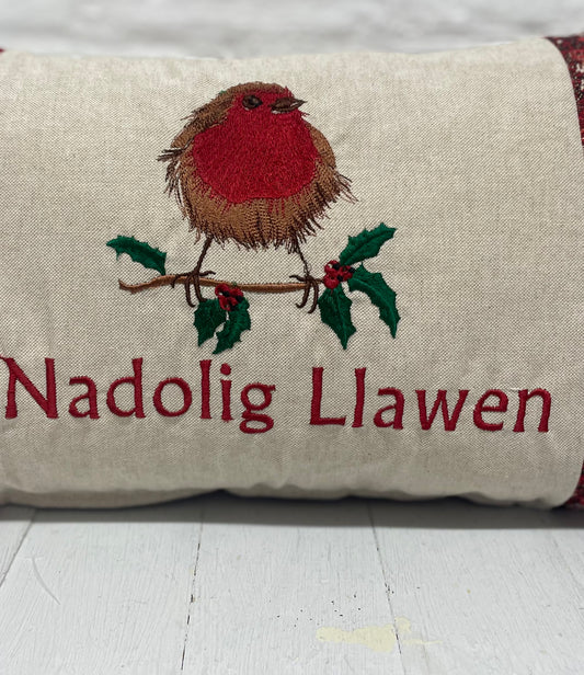 Robin Nadolig llawen Red Tweed Cushion .