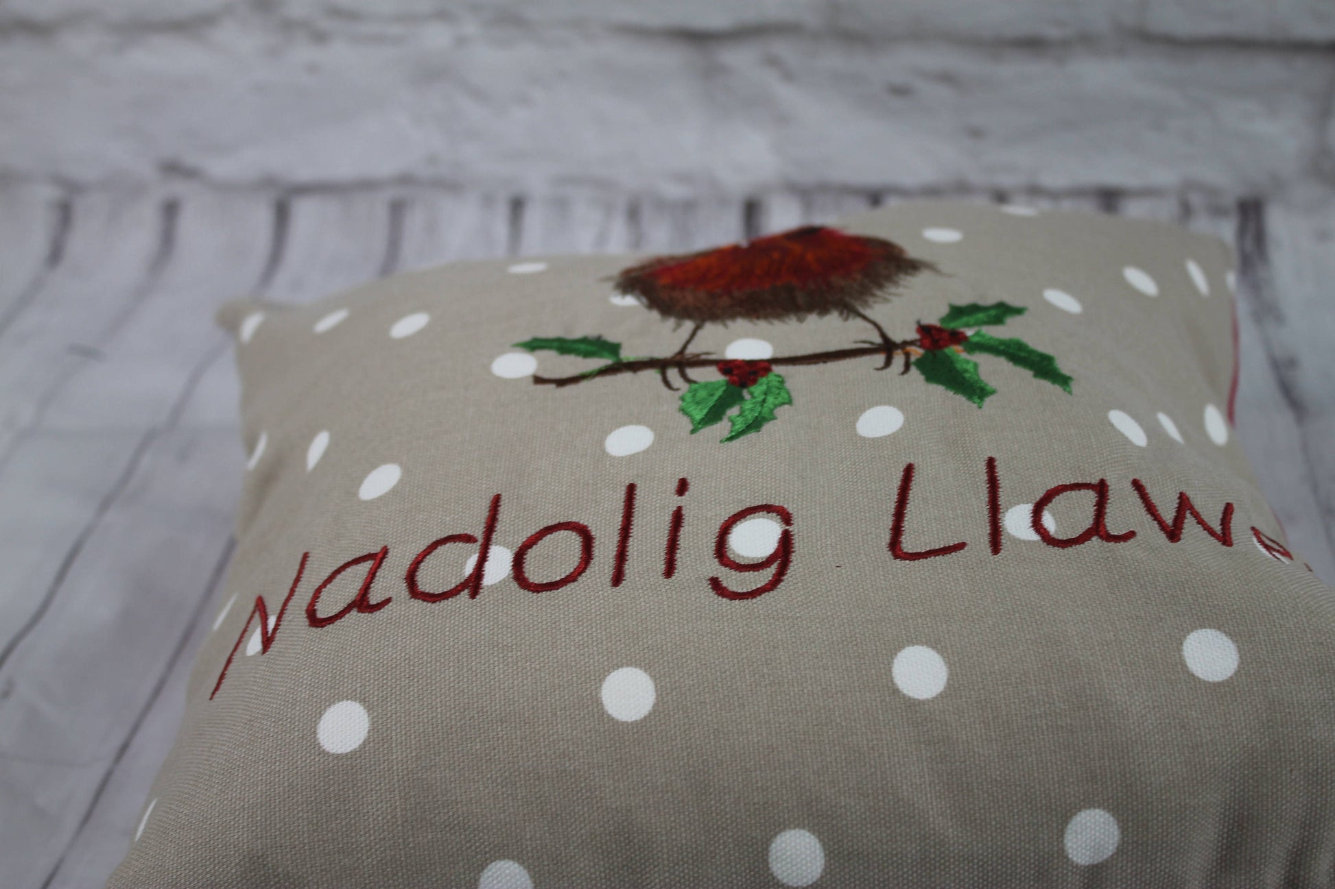 16&quot; Christmas Robin Cushion - 16 &quot;Nadolig Llawen Robin Welsh Christmas Cushion -decorative pillow with embroidered fluffy robin