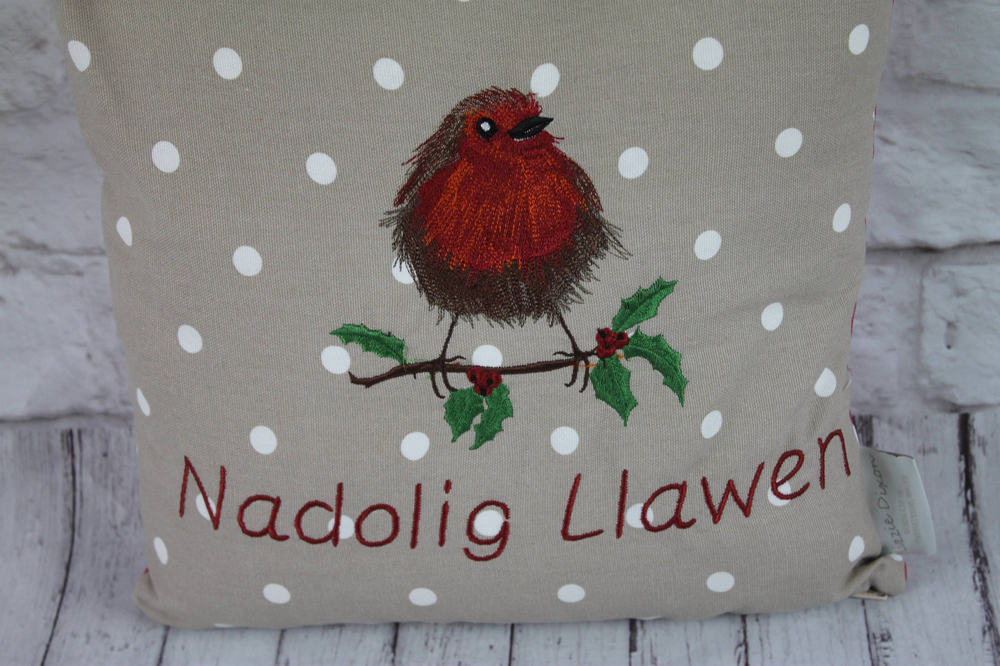 16&quot; Christmas Robin Cushion - 16 &quot;Nadolig Llawen Robin Welsh Christmas Cushion -decorative pillow with embroidered fluffy robin