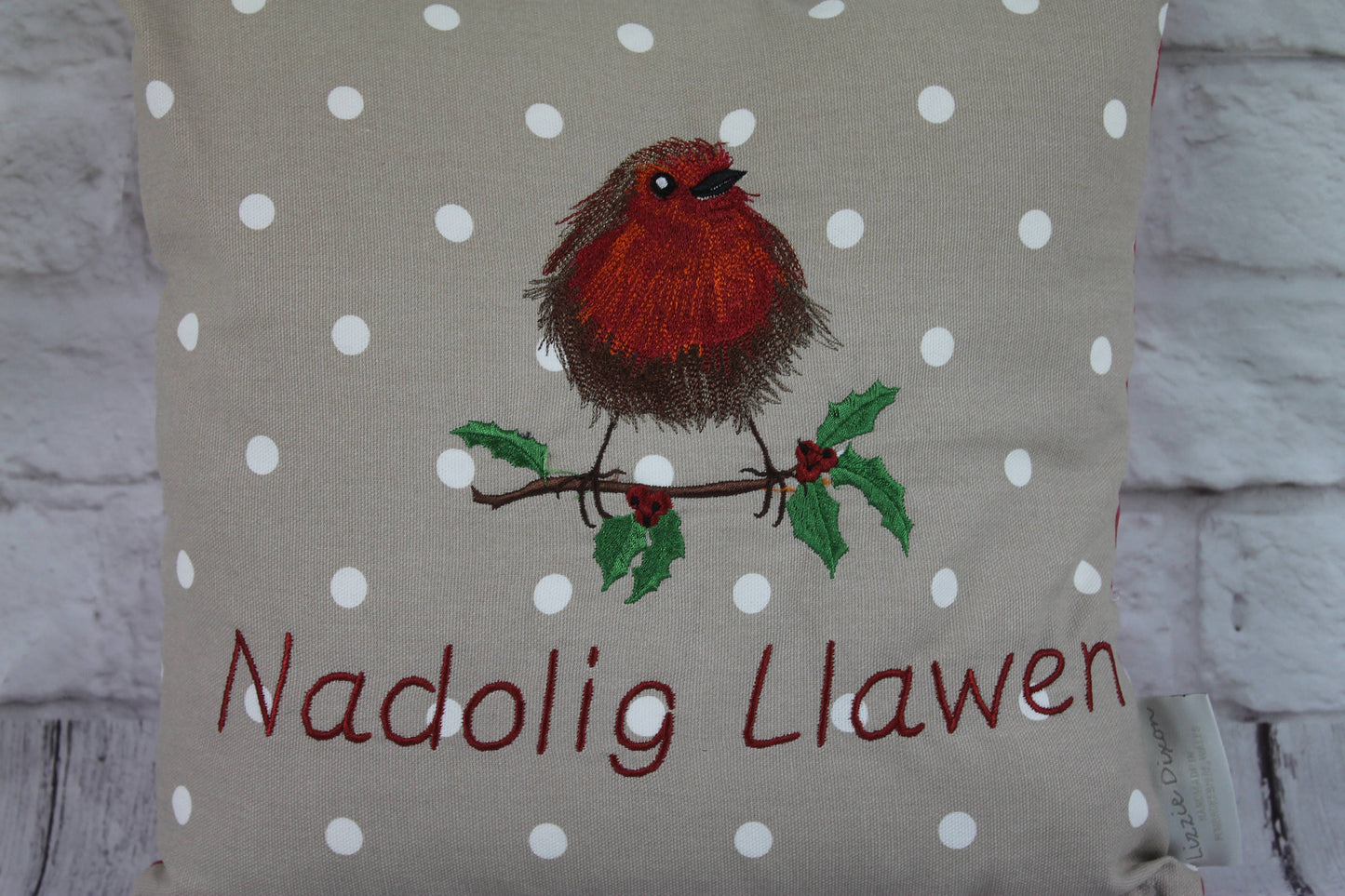 16&quot; Christmas Robin Cushion - 16 &quot;Nadolig Llawen Robin Welsh Christmas Cushion -decorative pillow with embroidered fluffy robin