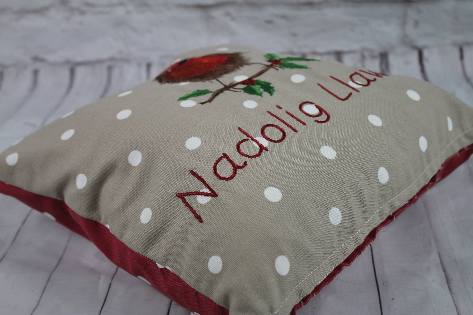 16&quot; Christmas Robin Cushion - 16 &quot;Nadolig Llawen Robin Welsh Christmas Cushion -decorative pillow with embroidered fluffy robin