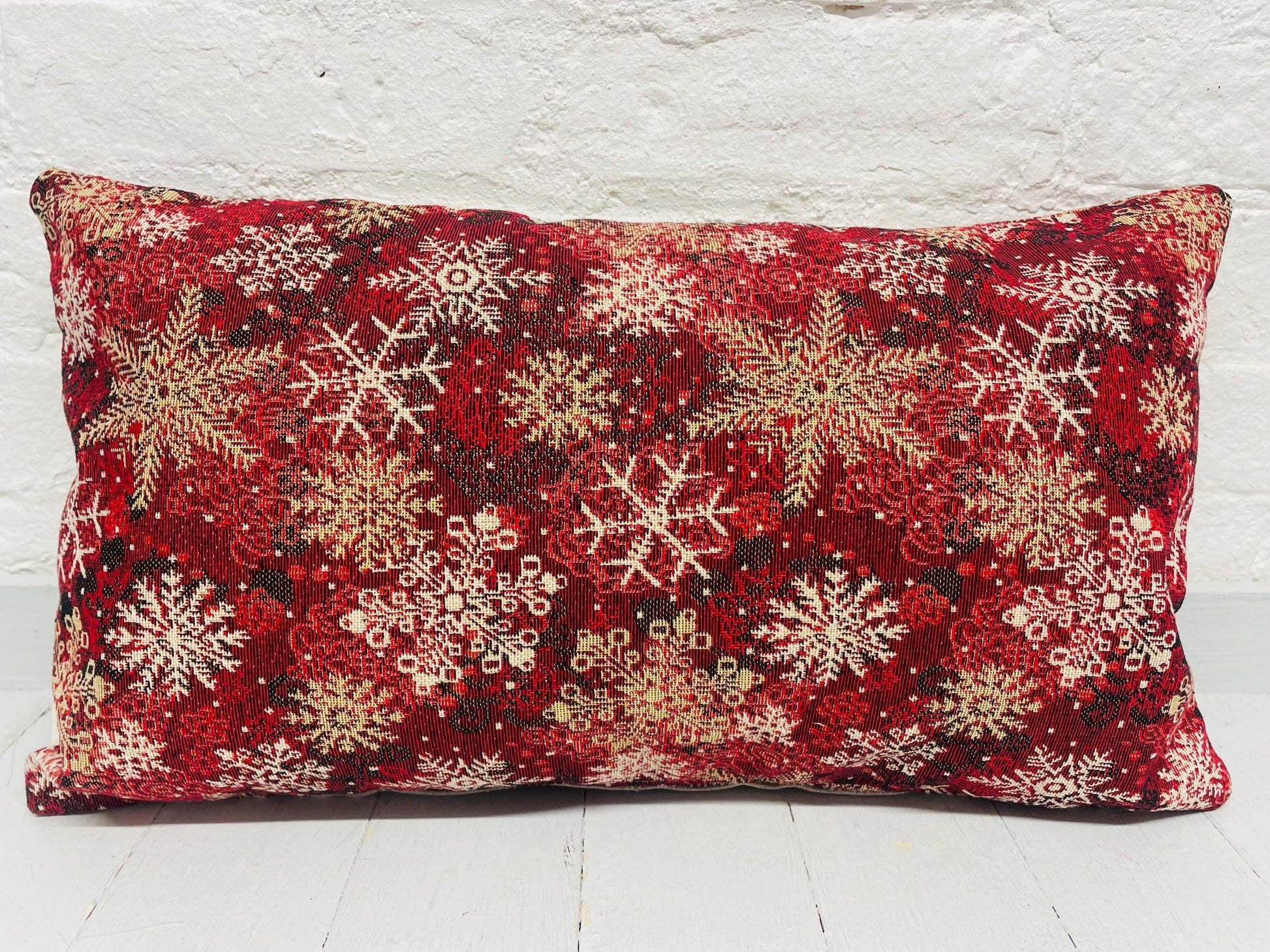 Robin Nadolig llawen lux Red and Gold Cushion .