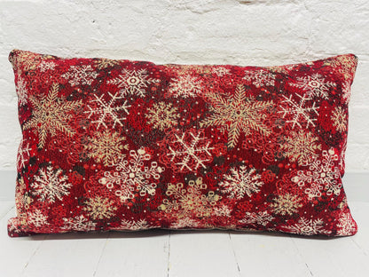 Robin Nadolig llawen lux Red and Gold Cushion .