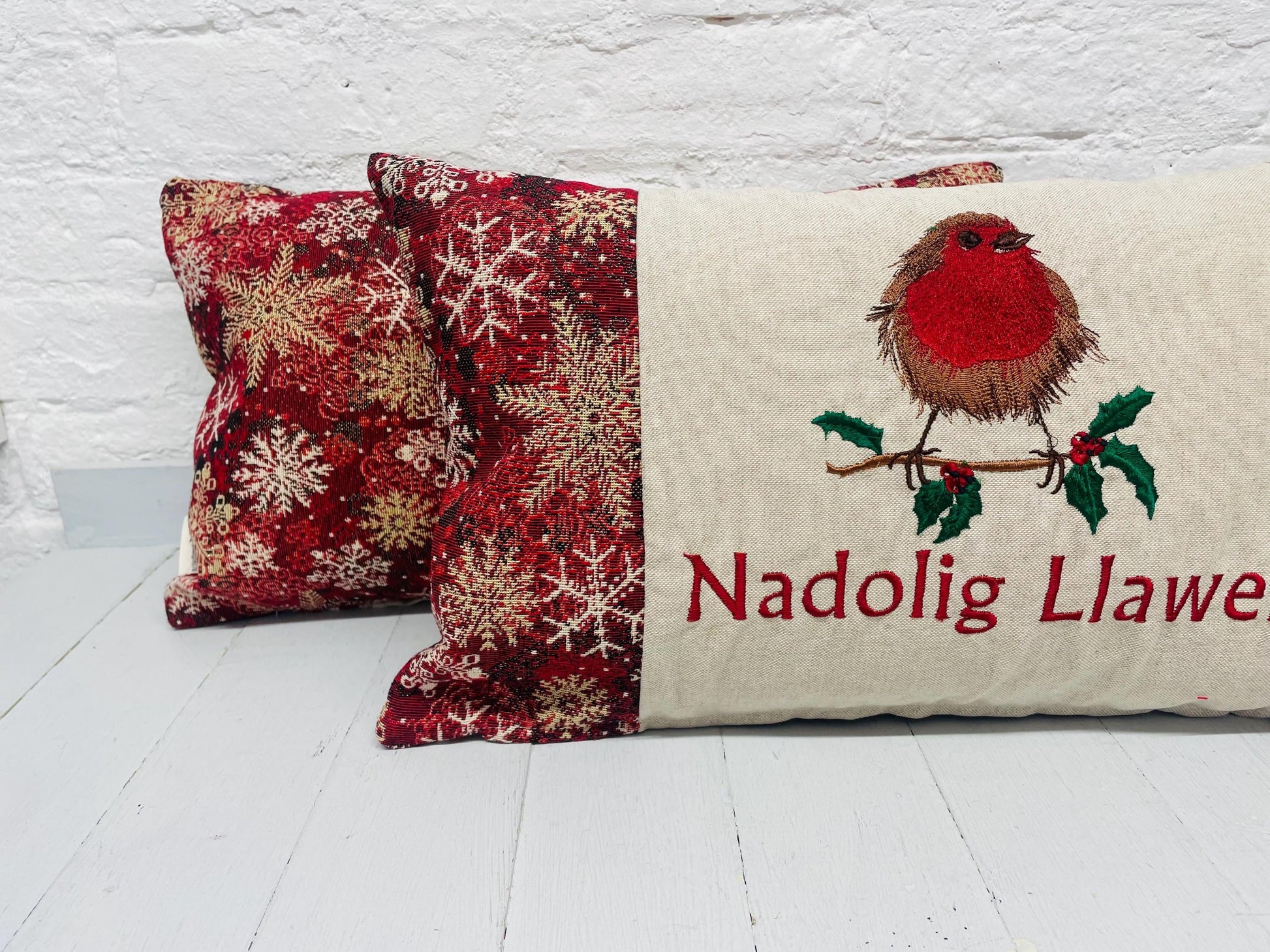 Robin Nadolig llawen lux Red and Gold Cushion .
