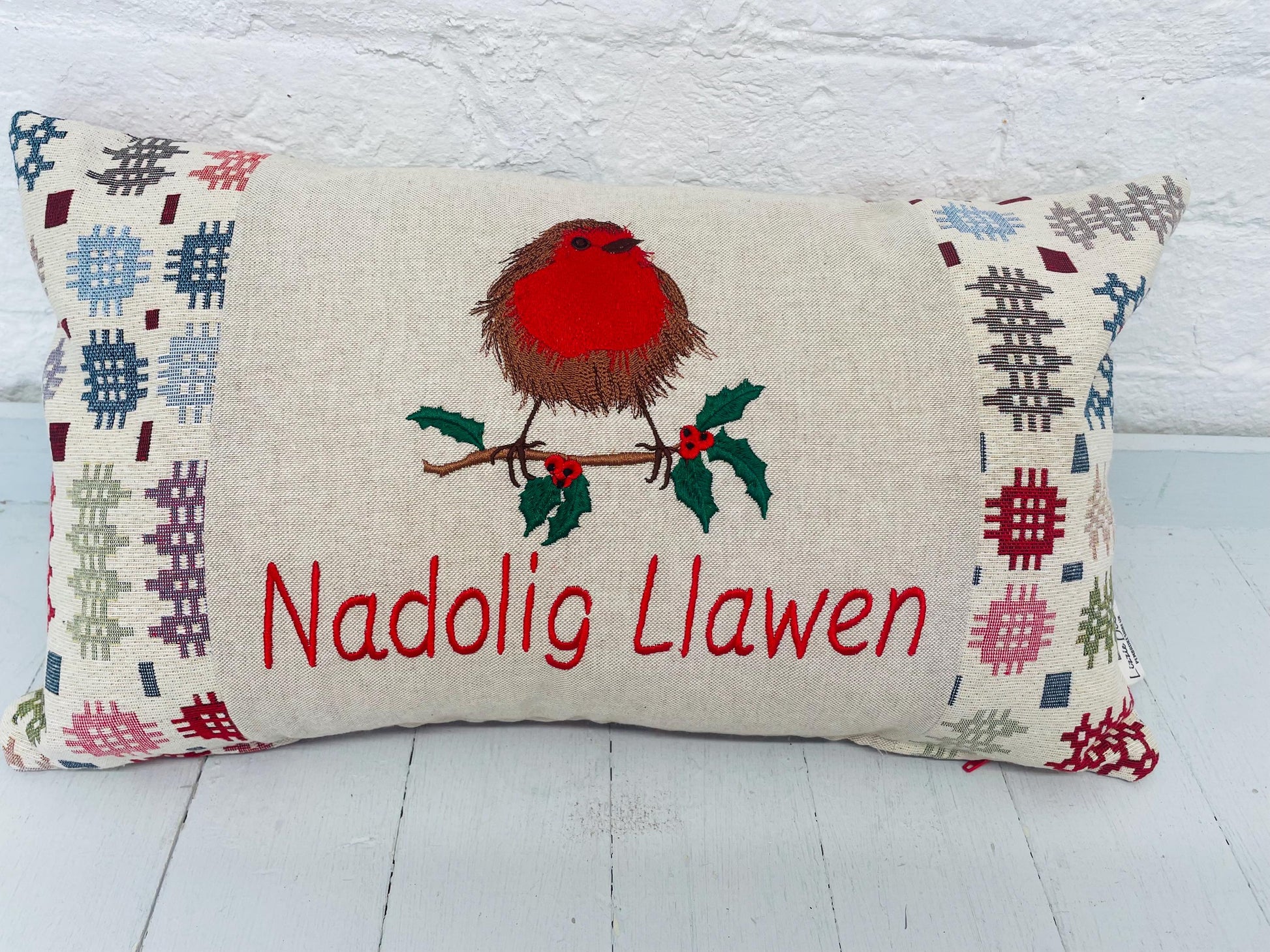 Robin Nadolig llawen Welsh Blanket Cushion .