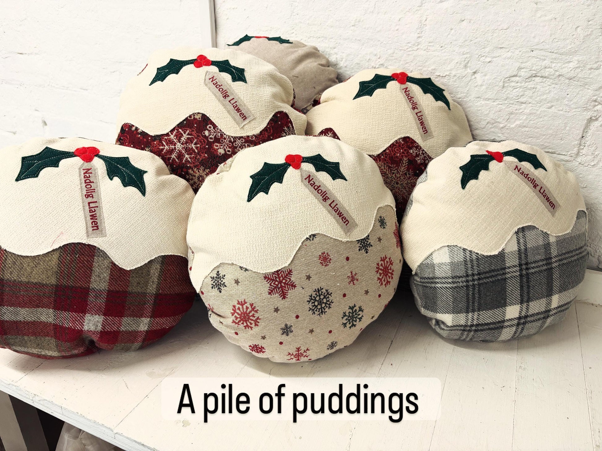Christmas pudding Nadolig Llawen Grey Wool Cushion .