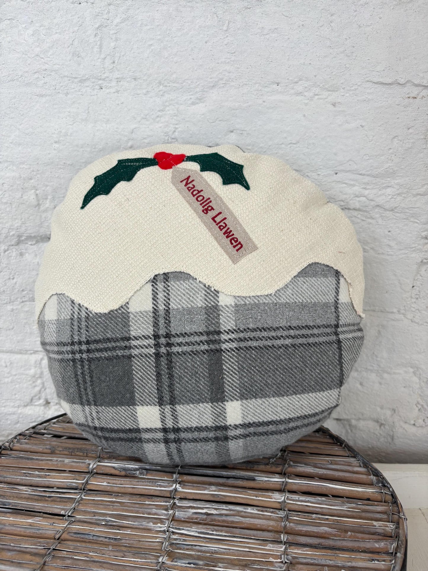 Christmas pudding Nadolig Llawen Grey Wool Cushion .