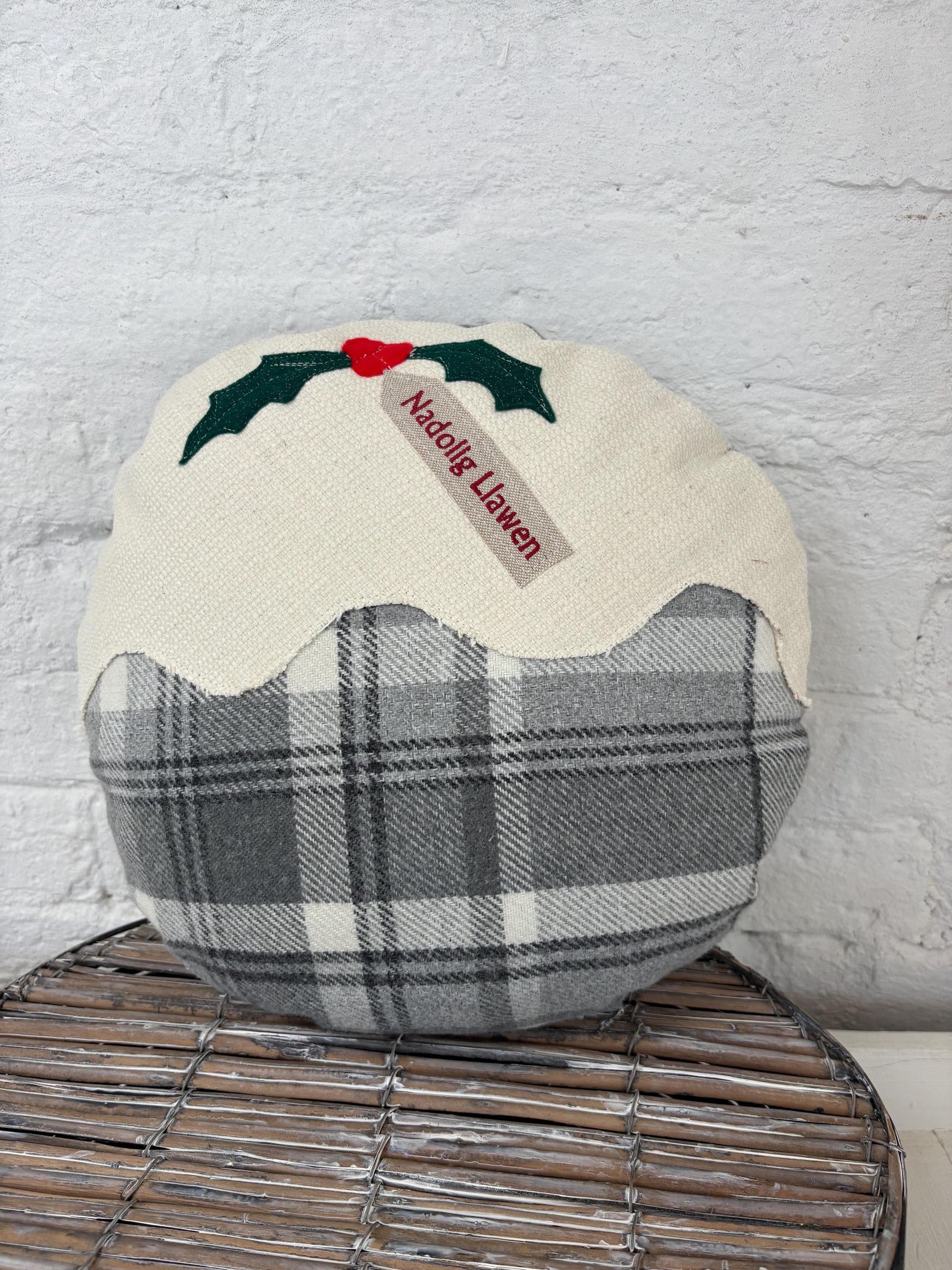 Christmas pudding Nadolig Llawen Grey Wool Cushion .