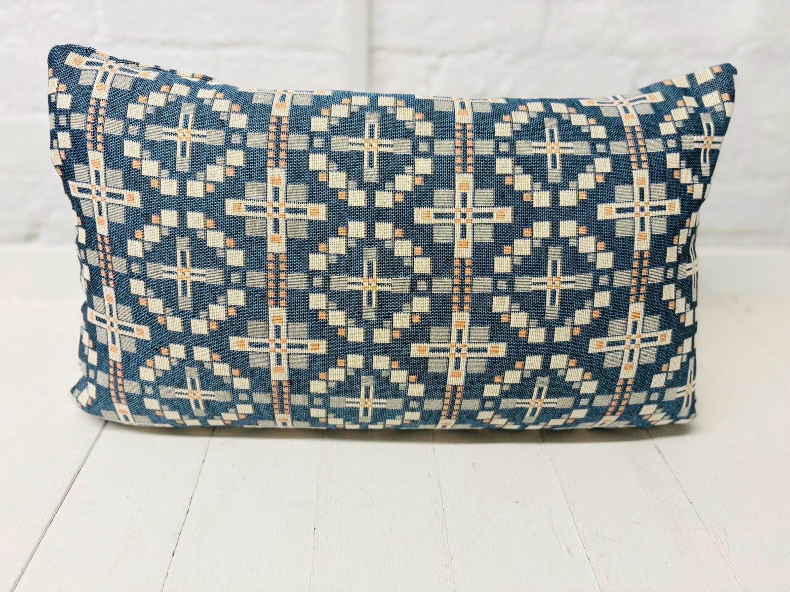 Anyone can Cuddle but only the Welsh can Cwtch Cushio-Vintage Cross Welsh blanket design.