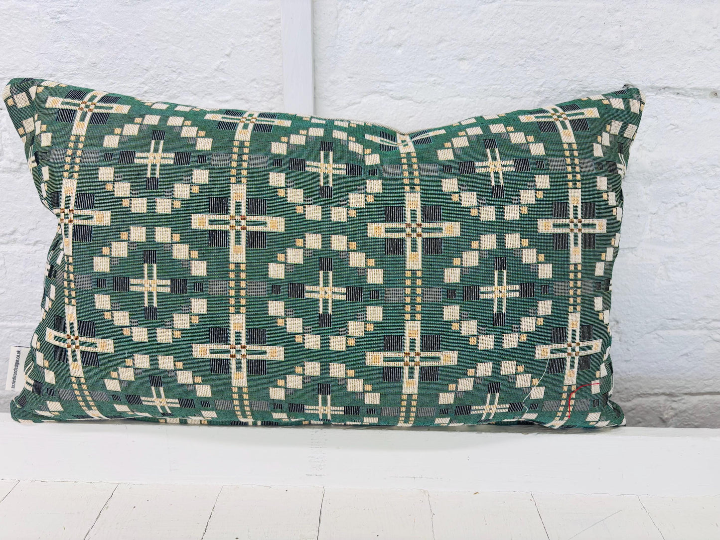 Anyone can Cuddle but only the Welsh can Cwtch Cushio-Vintage Cross Welsh blanket design.