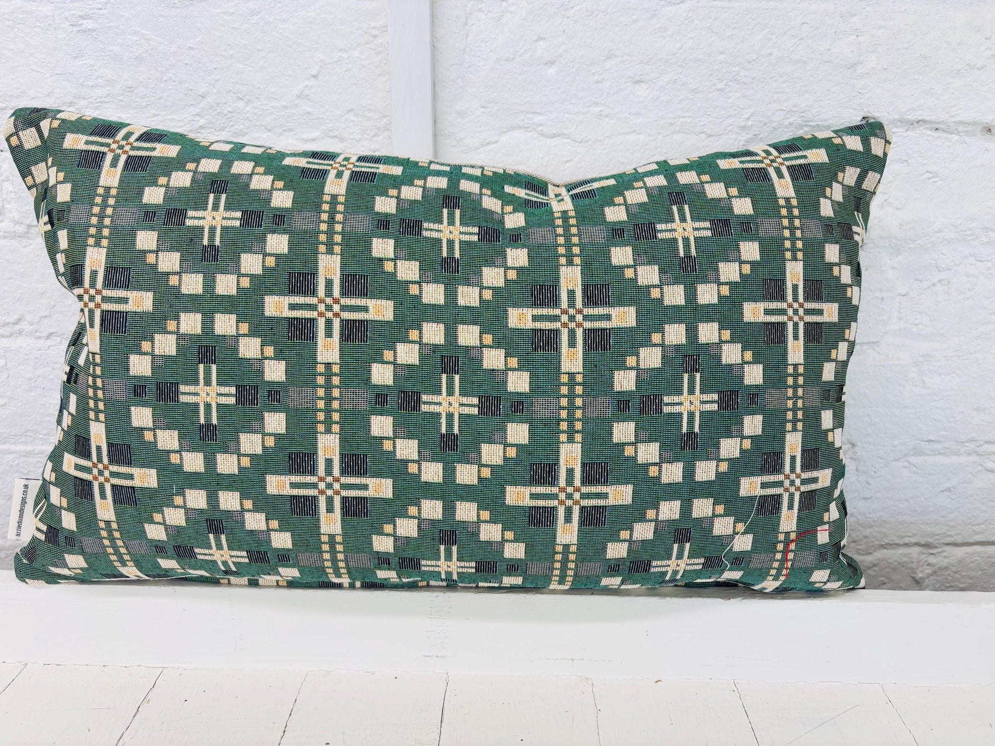 Anyone can Cuddle but only the Welsh can Cwtch Cushio-Vintage Cross Welsh blanket design.